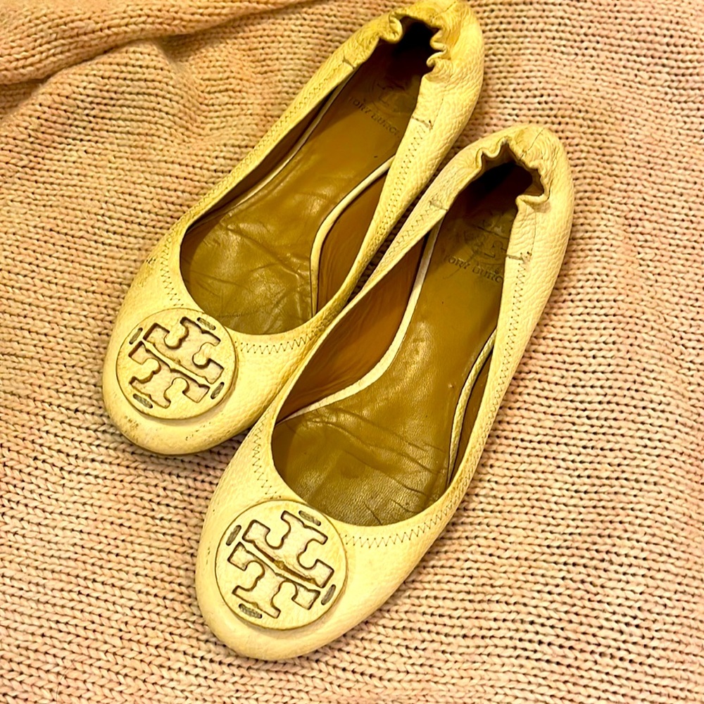 Tory Burch ballet flats off white/cream leather with pebbled texture.